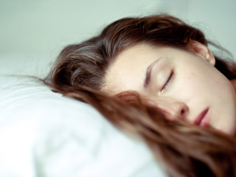 خوابیدن با موهای خیس چه مضراتی دارد؟