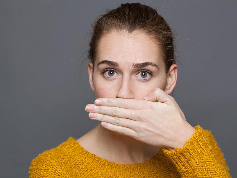 بوی بد دهان چیست؟ علل و راههای درمان آن