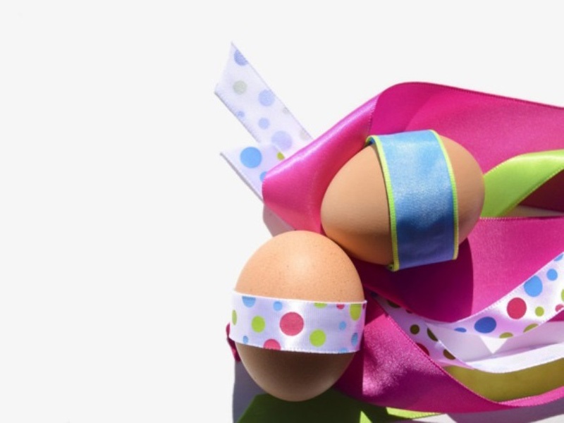 رنگ کردن تخم مرغ با پارچه های ابریشمی و ساتن