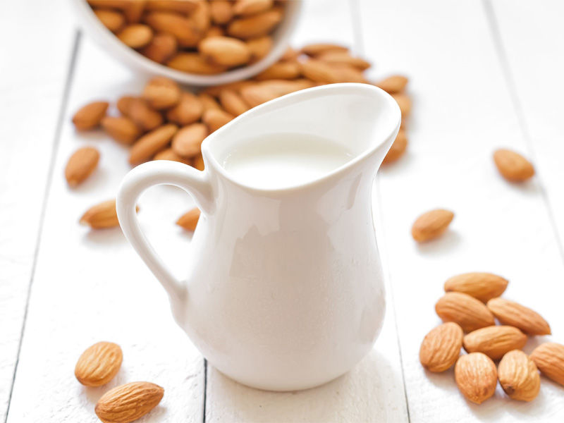 آیا میدانید شیر بادام چه تفاوتی با شیر لبنی دارد؟